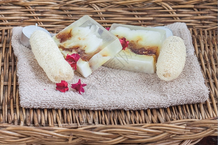 土制肥皂和拉丹篮子毛巾上的自制肥皂和乳酪美丽的丝瓜健康图片