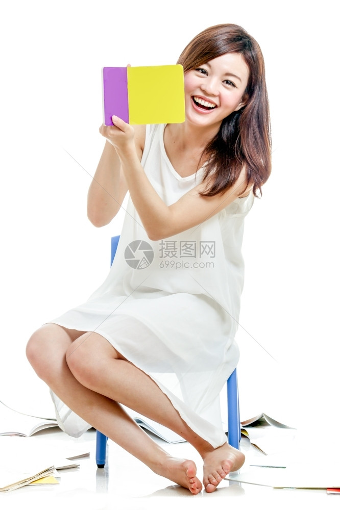 美丽的笑女人拿着多彩的书人给予图片