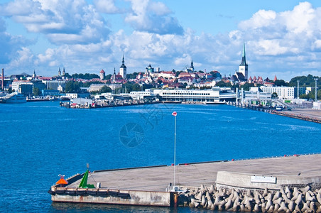 爱沙尼亚城市的塔林从海外城市景色的塔林风镇图片