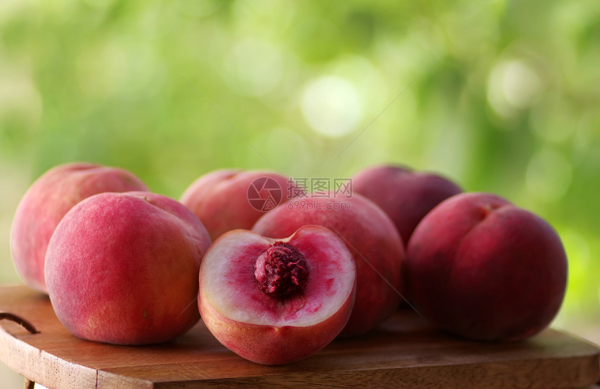 一顿饭木制桌上的成熟桃子团体素食主义者图片