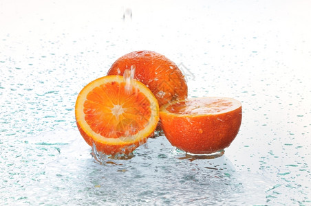 维他命在一个成熟的橙子浇水上自然黄色图片