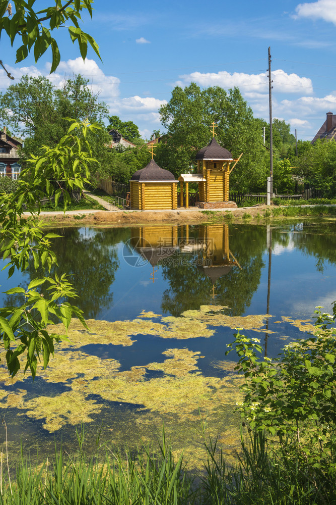 皮亚特尼察俄罗斯Ivanovo地区Rodniki镇小池塘岸上的大烈士ParaskevaPyattitsa的圣泉自然图片