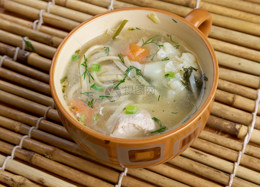 鸡肉面条汤特写香菜烹饪健康图片