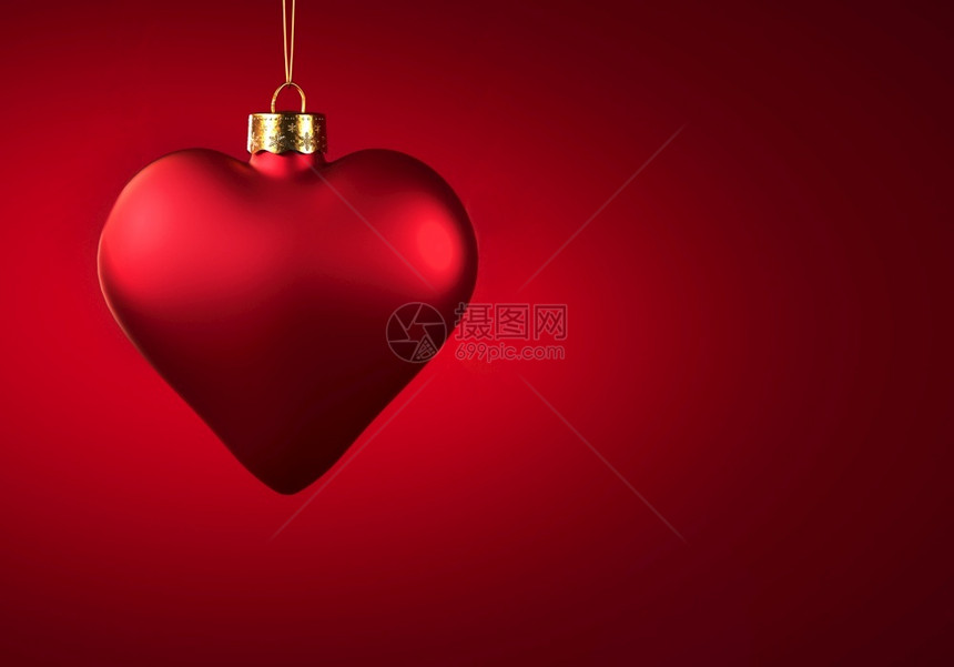 红心圣诞节装饰品礼物喜庆气氛概念复制空间重金线挂在红背景的圣诞奖章上球绳索缎图片