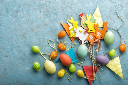 彩色复活节鸡蛋和旗帜背景图片