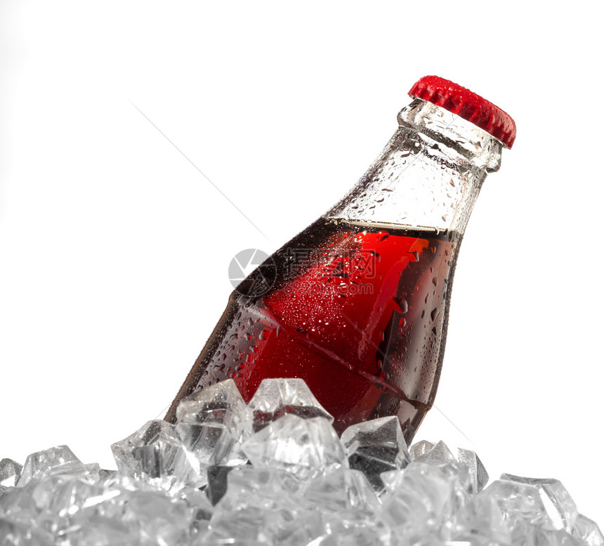 起泡棕色碳化饮料用湿瓶装满红帽用冰方隔在白底边的冰立方体中褐色碳化饮料用湿瓶装满红帽子用冰立方体中红色的液图片
