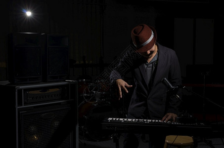 专业的播放器音乐家用器和暗底背景的亮光闪耀镜头键盘玩音乐人概念声背景图片