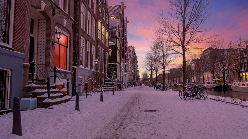 下雪的冬天日落时季荷兰的雪地阿姆斯特丹旅行图片