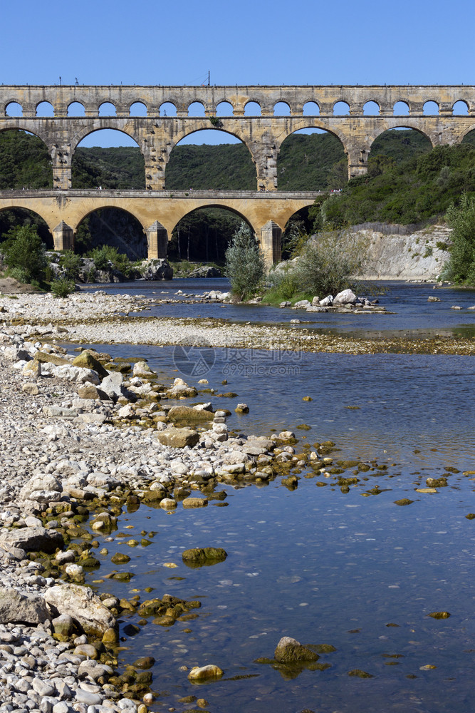 地标第一世纪建造的古罗马水渠横渡法国南部VersPontduGard镇附近的加尔东河位于法国南部教科文组织世界遗产地612渡槽建图片
