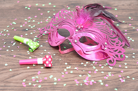 秘密明亮的前夕粉红色化妆面具上有吹风机和彩纸图片