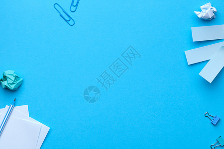 一团纸学校蓝背景的办公室附件最小风格平板面桌子背景图片