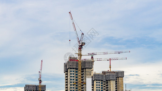 新加坡下城天线建筑工地的视图顶楼有云和起重机天空日落公寓图片