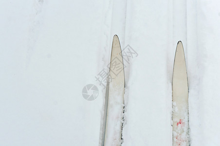 起疙瘩的缠绕雪地滑道两条地运动的设计图片