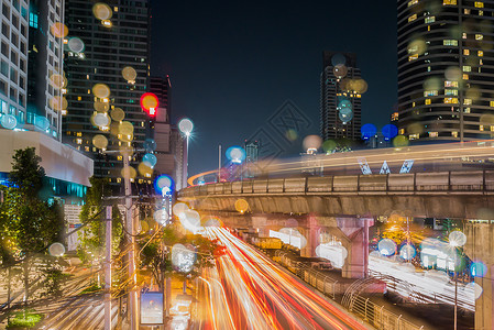 时间泰国夜长期交通和建筑Bangkokthailand车图片