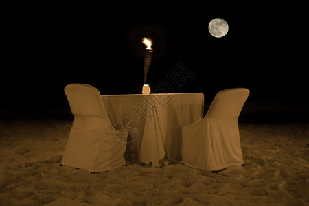 晚上在阿鲁巴海滩的浪漫晚宴餐桌一种荷兰语气候图片