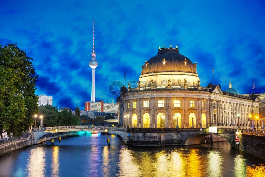预兆柏林德国城市风景在夜间日落晚著名的图片