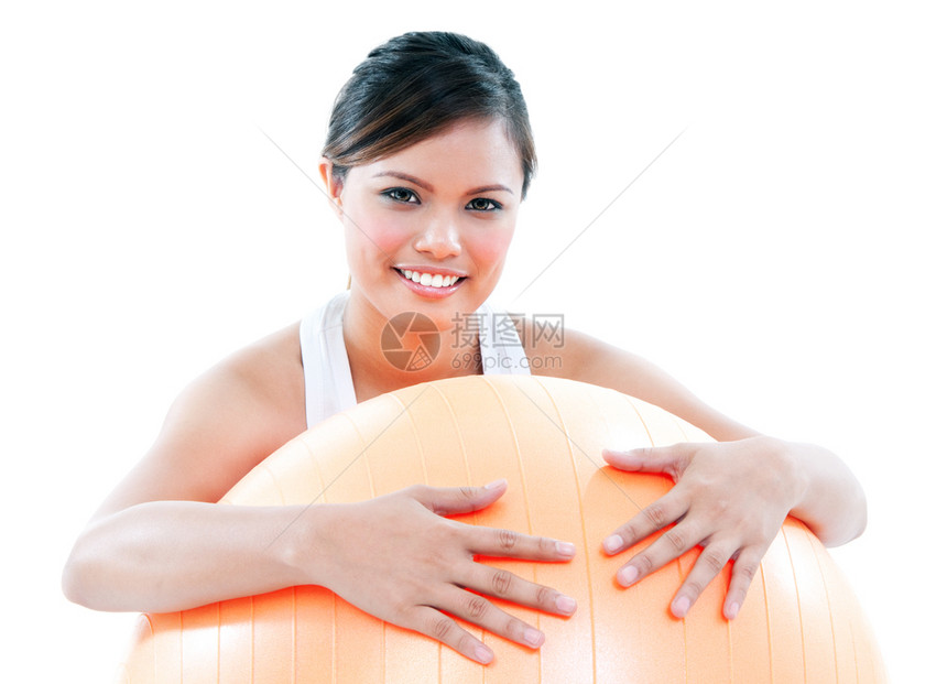 锻炼水平的一个可爱年轻健身女子肖像抱在平衡球上孤立在白色背景上20多岁图片