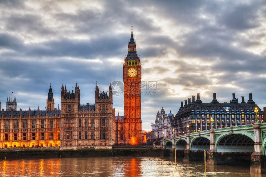 城市黄昏英国的伦敦与伊丽莎白塔和国会大厦在日落时分图片