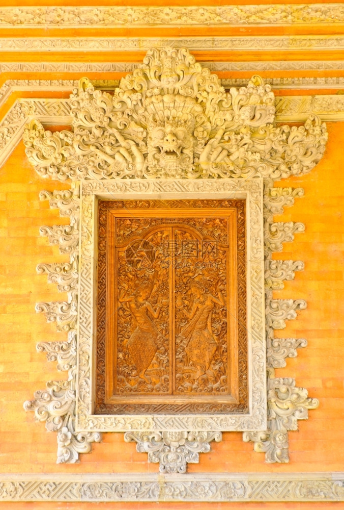 窗户宗教传统的巴厘顿寺庙棕榈树雕刻窗口图片