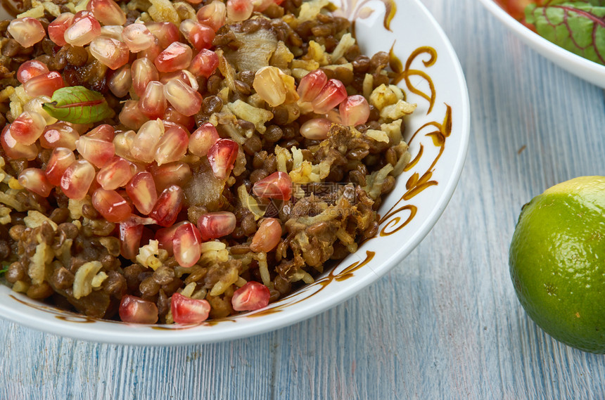 脆皮新鲜的食物MujadaraLentitils和大米洋葱中东菜食传统各种盘顶视图片