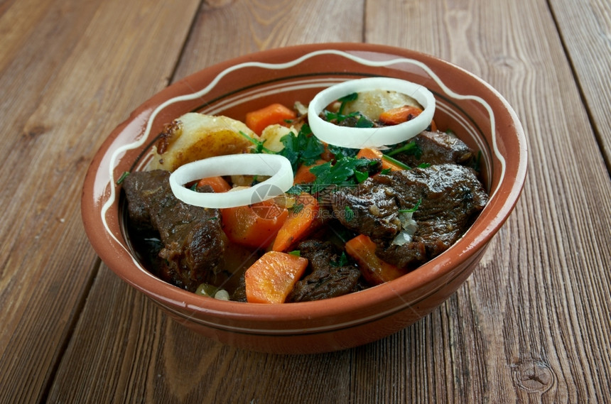 Zhharkop烤肉和蔬菜乌兹别克传统炎热中亚菜经典的土耳其晚餐图片