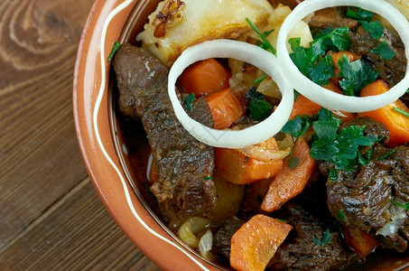 哈萨克语吃Zhharkop烤肉和蔬菜乌兹别克传统炎热中亚菜盘子间背景