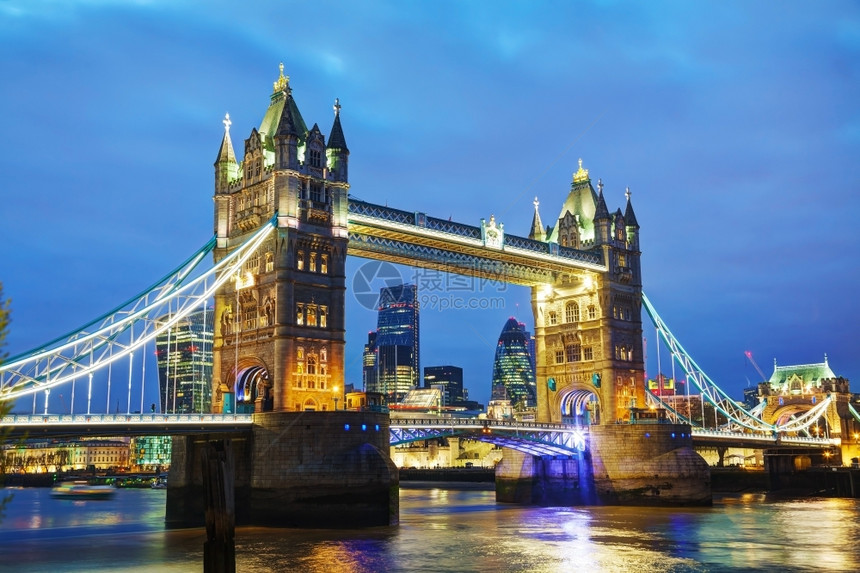 首都在英国伦敦的塔桥夜间幕之晚城市图片