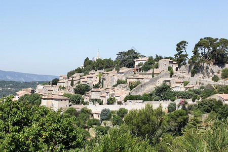 法国卢贝隆普罗旺斯邦尼克村地标山中海图片