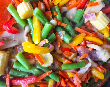 维他命食物有机的新鲜切片蔬菜被煮在锅炉里封闭的蔬菜背景图片