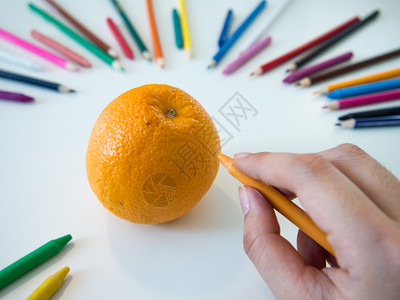彩色蜡笔画一个橙子背景图片