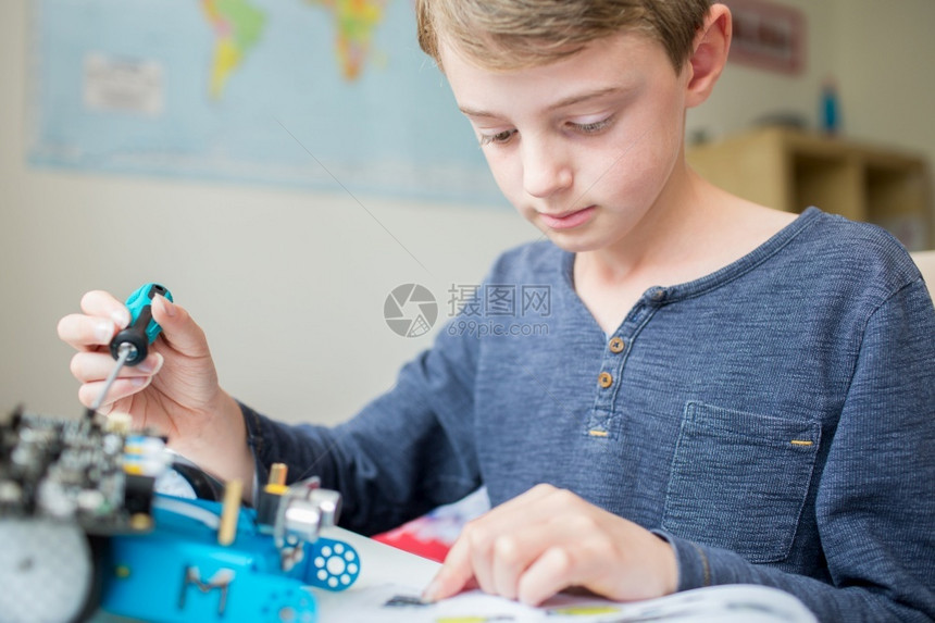 木板电子产品在床间装配机器人包的男孩指示图片