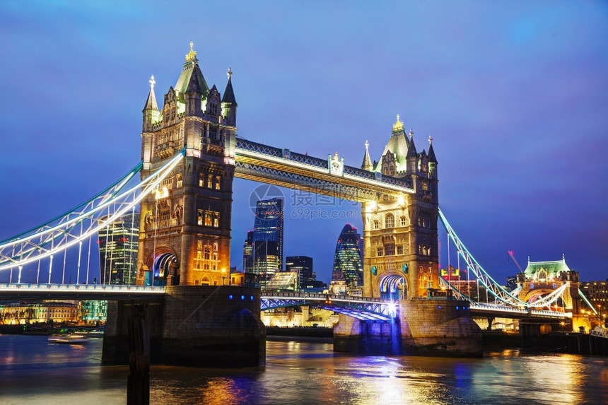 区标志联合在英国伦敦塔桥夜间幕之图片
