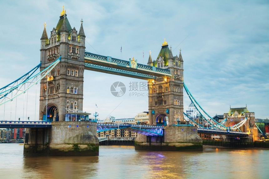 吊桥在英国伦敦的塔桥夜间幕之吸引力金融的图片