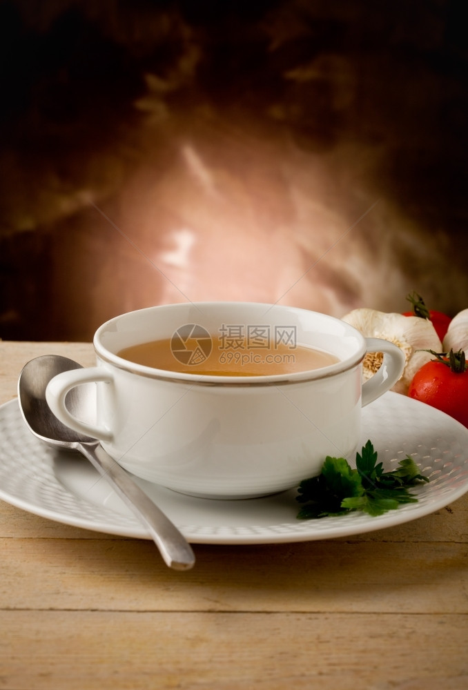 番茄木桌上热面汤的美味照片水烹饪图片