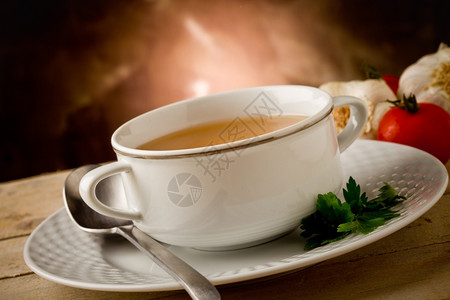 薄片木桌上热面汤的美味照片意大利肉汤图片