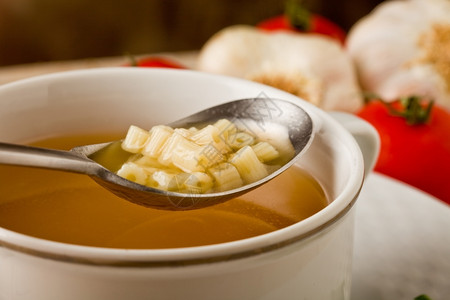 木桌上热面汤的美味照片薄食木制的图片