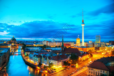 街道城市的天空日落时德国柏林的空中环概览图片