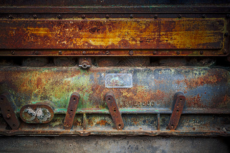 大型陈旧拖拉机发动产生的旧金属表面锈细节抽象的图片
