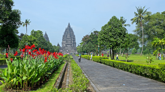 Prambanan或CandiRaraJonggrang是印度尼西亚爪哇的印度教寺庙专门用于Trimurti造物主布拉马维什努保背景图片