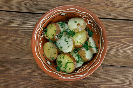 盘子巴伐利亚煮沸深南德国风格土豆沙拉高清图片