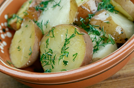美食新鲜的开胃菜深南德国风格土豆沙拉背景图片