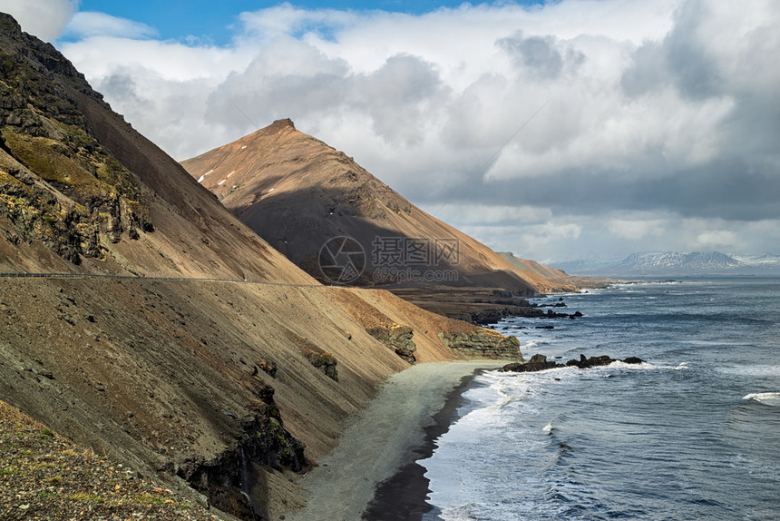冰岛东侧的克罗斯内山在海洋前冰岛东侧的克罗斯内山多云的黑色艾斯特拉霍恩图片