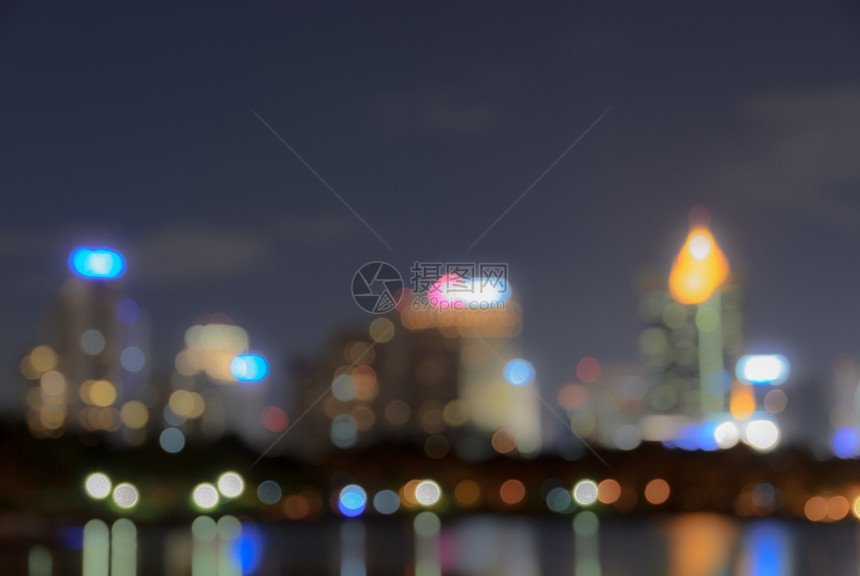 夜间曼谷天空线反射水模糊bokeh背景发光的水平图片