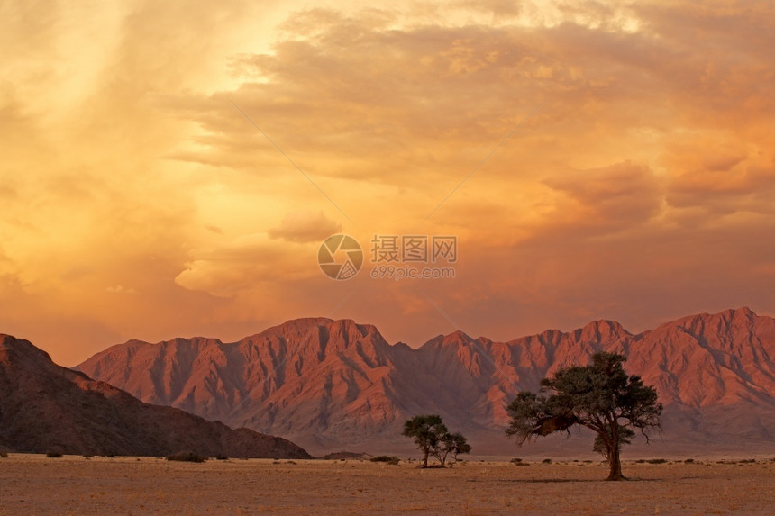 非洲Namib日落时的沙漠风景有崎岖的山峰和剧烈云雾纳米比亚户外未受破坏的图片