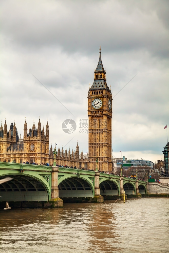 历史的伦敦与伊丽莎白铁塔的概览在一个高播日天空吸引力图片