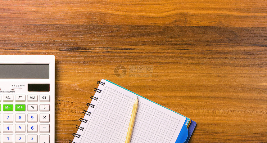 计算笔记本和木制桌上的铅笔美元记纸教育木制的图片