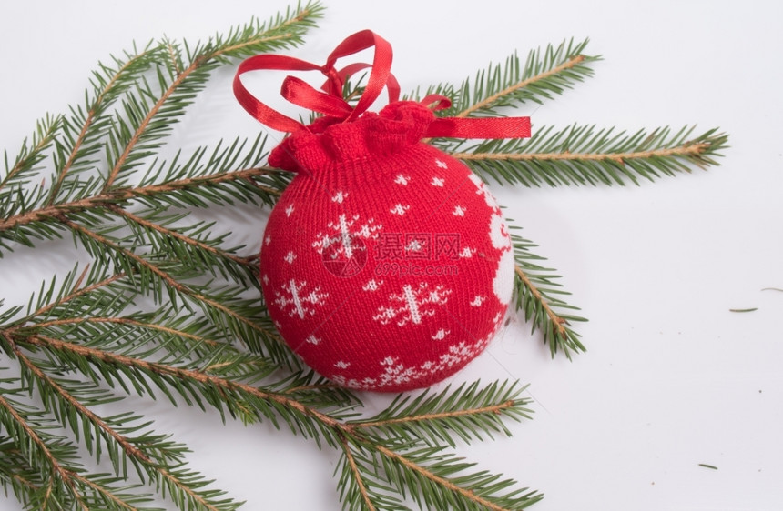 躺在木背景上用和圣诞树玩具摆出枝和圆锥形的Spruce枝云杉十二月木制的图片