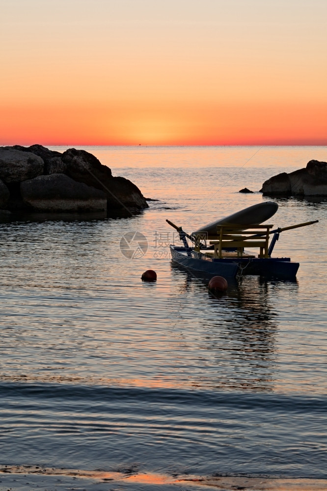 丰富多彩的在日出前海中停泊在一个清澈而多彩的夏日清晨太阳升起之前波达洛在海中停泊仙人掌垂直的图片