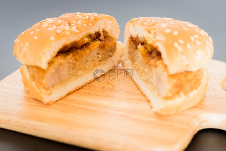 准备好美味的深油炸猪肉汉堡包股票照片美食午餐图片