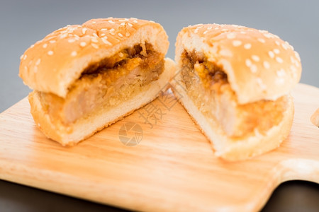 准备好美味的深油炸猪肉汉堡包股票照片美食午餐图片